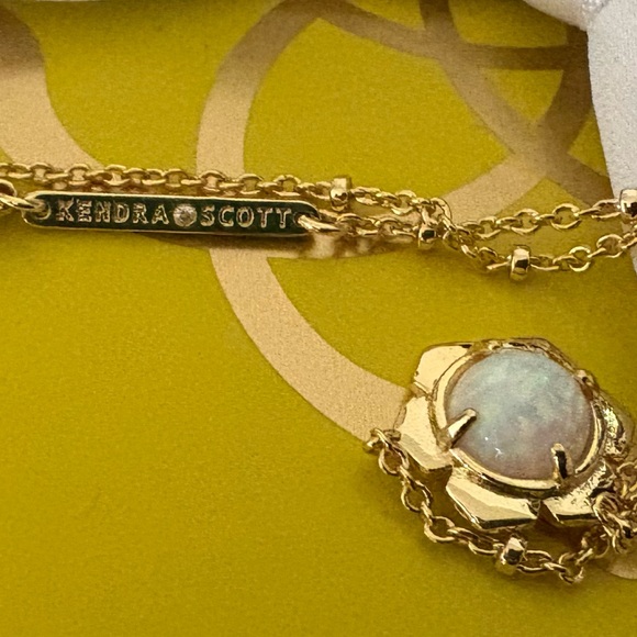 Kendra Scott Susie Gold Pendant Necklace in White Kyocera Opal - Picture 5 of 16